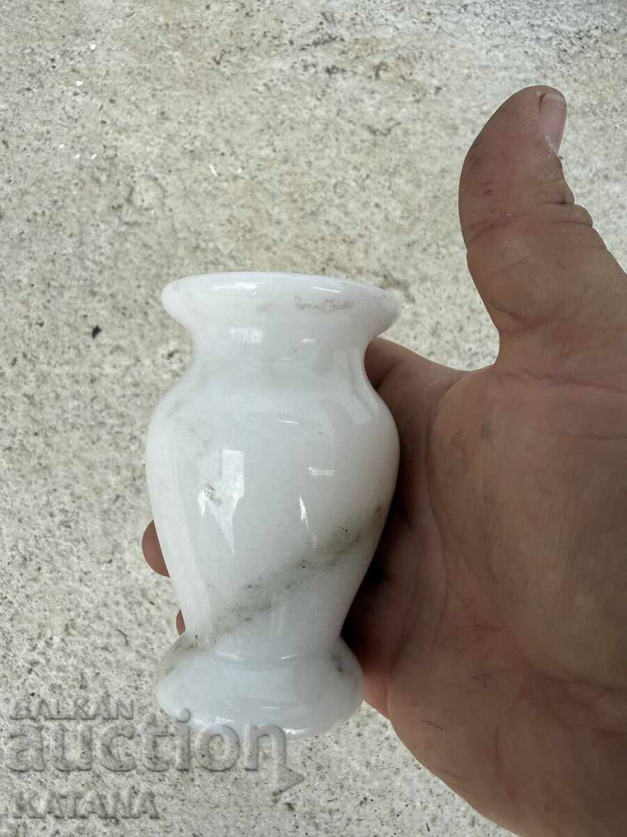 Vază mică din marmură