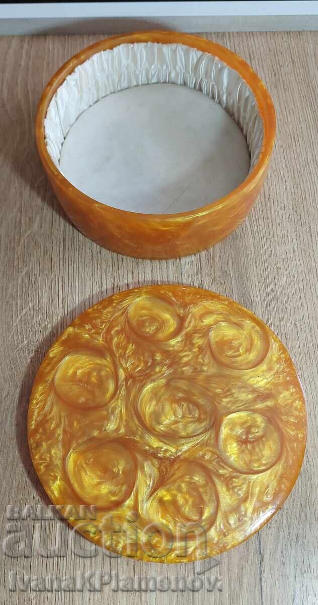 Delivery of Vintage Catalin jewelry box for collectors