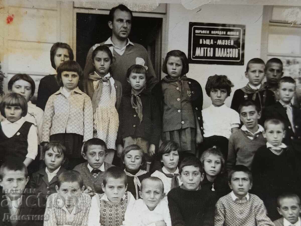 Licitație Portret de grup în fața muzeului lui Mitko Palauzov Licitație Portret de grup în fața muzeului lui Mitko Palauzov