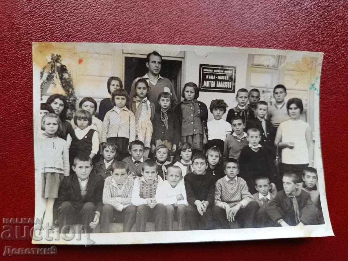 Portret de grup în fața muzeului lui Mitko Palauzov Portret de grup în fața muzeului lui Mitko Palauzov