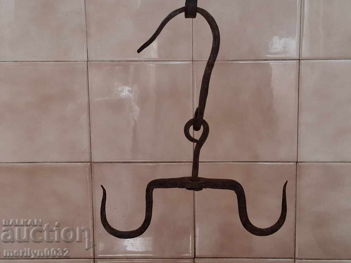 Cârlig antic din fier forjat, cârlig dublu cu preț € 23.94 | 46.82 BGN