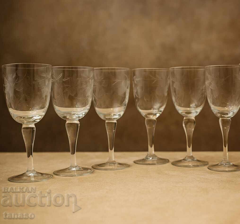 Licitație Set de 6+1 pahare de vin cu frunze gravate (16.3)