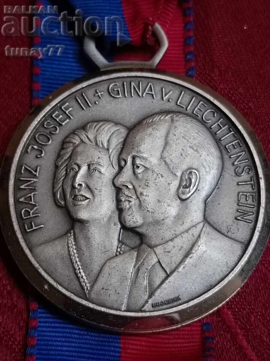 Medalie vintage ordin distincție premiu masivă și grea cu preț € 5.00 | 9.78 BGN Medalie vintage ordin distincție premiu masivă și grea cu preț € 5.00 | 9.78 BGN