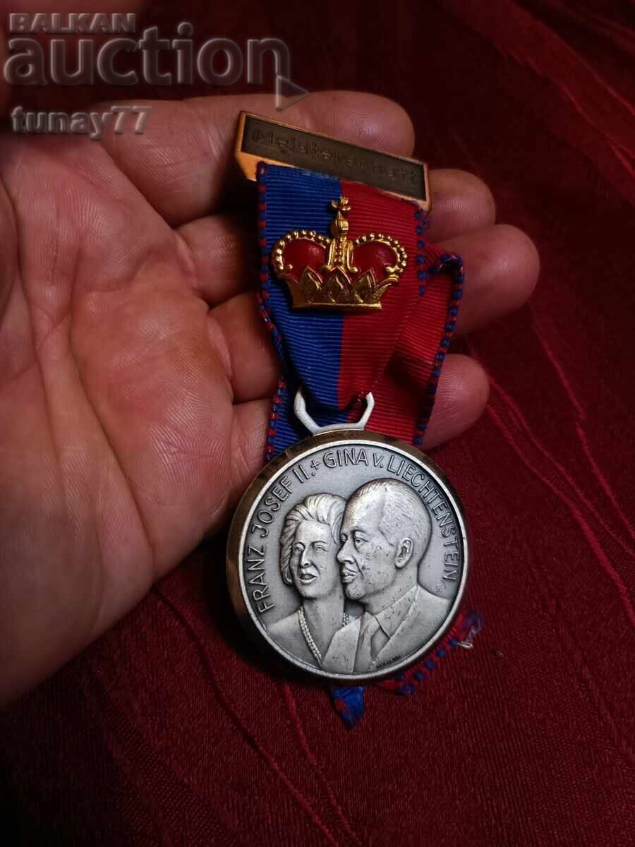 Livrarea Medalie vintage ordin distincție premiu masivă și grea Livrarea Medalie vintage ordin distincție premiu masivă și grea