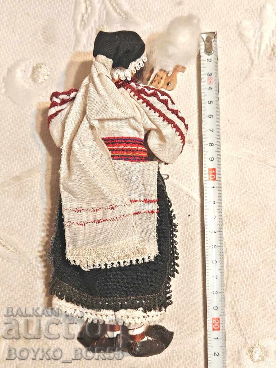 Păpușă veche torcătoare cu costum popular cu preț € 27.00 | 52.81 BGN