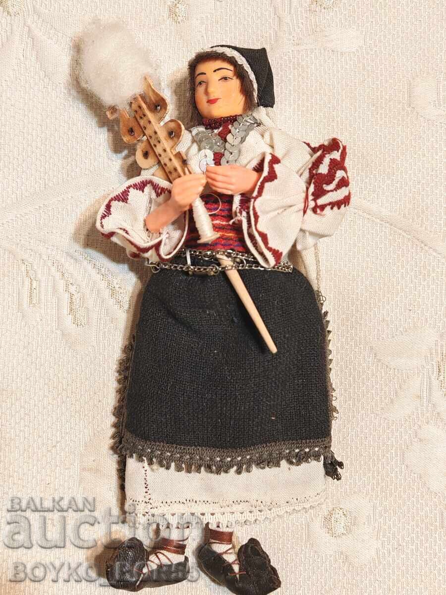 Păpușă veche torcătoare cu costum popular