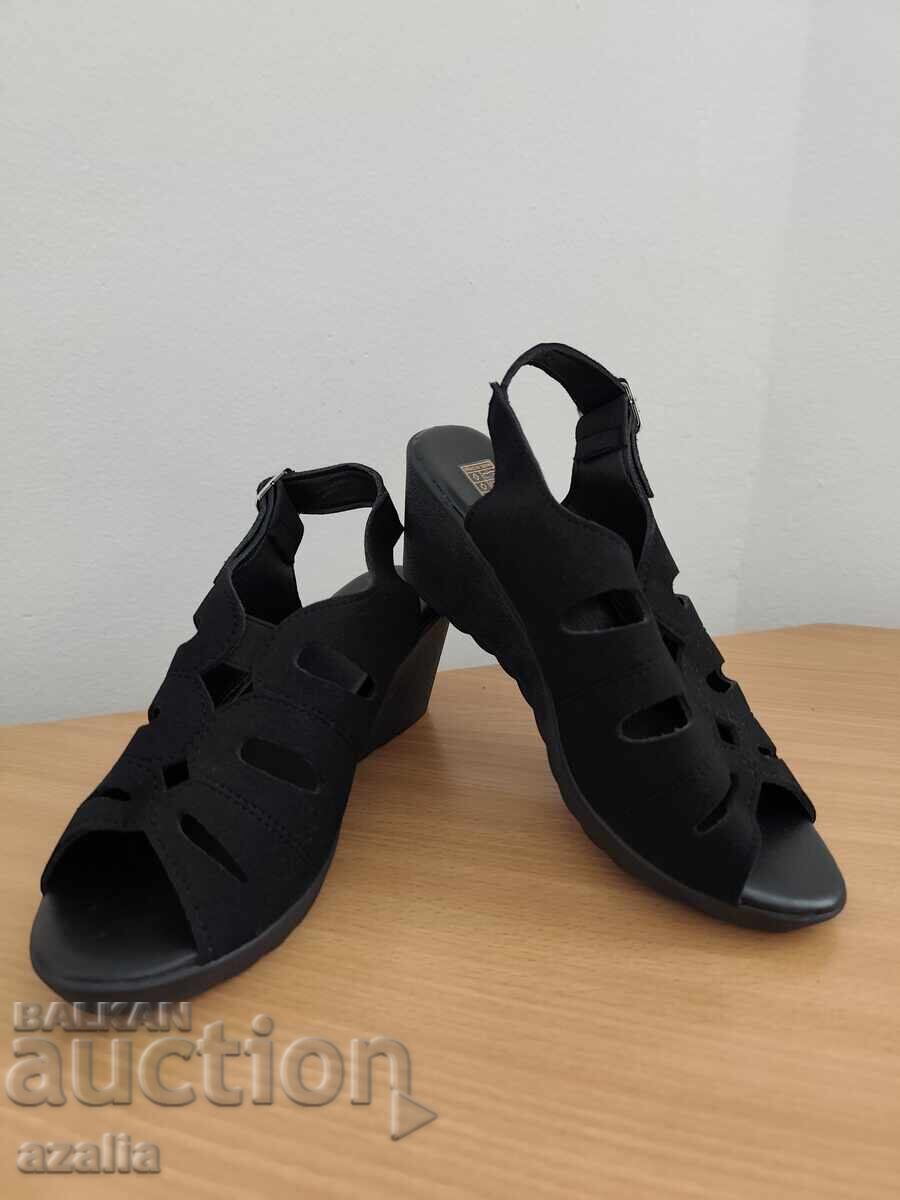 Sandale negre noi, mărimea 36 cu preț € 11.00 | 21.51 BGN