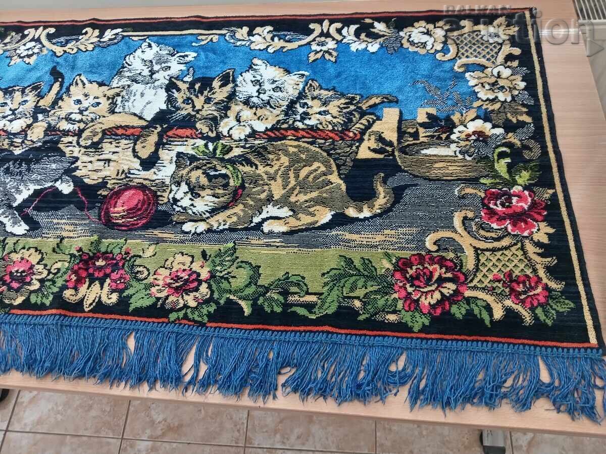 Covor vintage de perete din pluș cu pisici și pisicuțe cu preț € 41.00 | 80.19 BGN