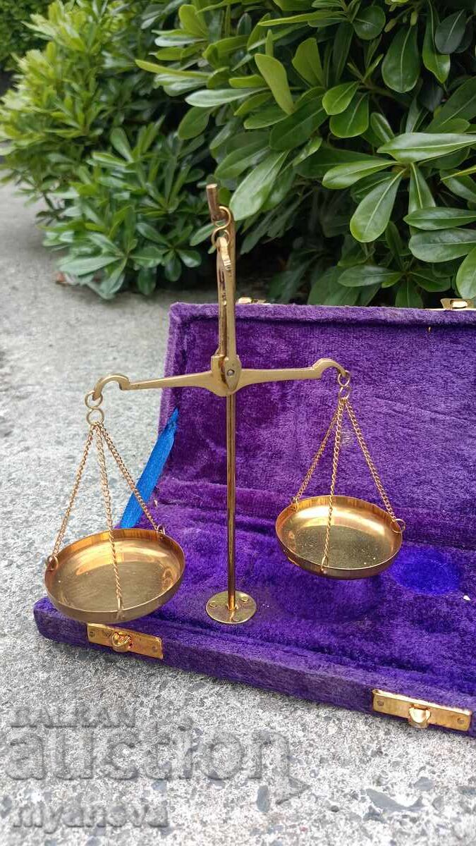 Cântar metalic pliabil pentru bijuterii cu greutăți cu preț € 60.00 | 117.35 BGN Cântar metalic pliabil pentru bijuterii cu greutăți cu preț € 60.00 | 117.35 BGN