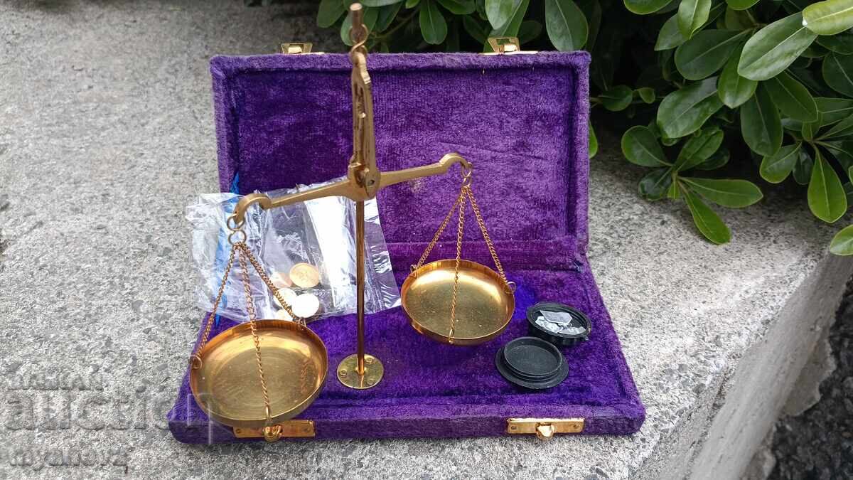 Licitație Cântar metalic pliabil pentru bijuterii cu greutăți Licitație Cântar metalic pliabil pentru bijuterii cu greutăți