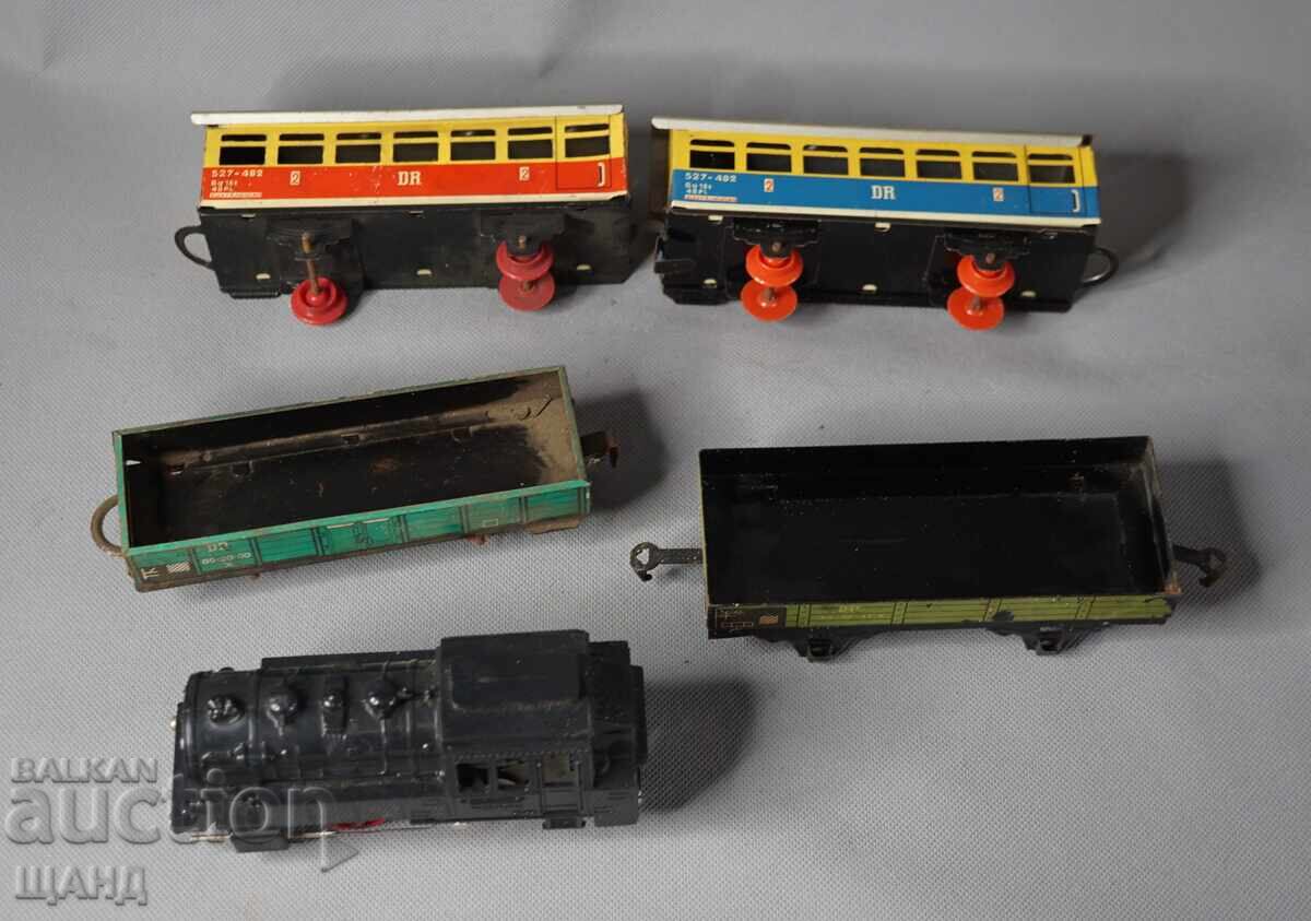 Licitație Lot de jucării metalice germane vechi pentru piese locomotivă, vagoane