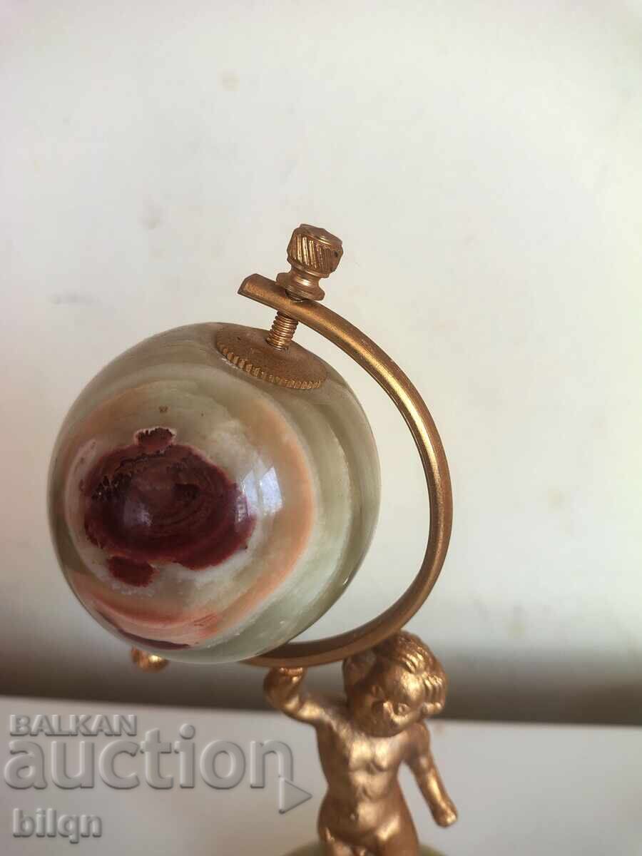 Statuetă unică reprezentând un heruvim care susține un glob de onix cu preț € 39.98 | 78.19 BGN