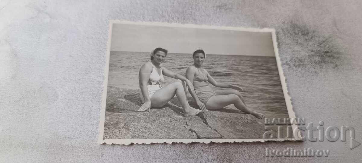 Снимка Две жени на скала покрай морето