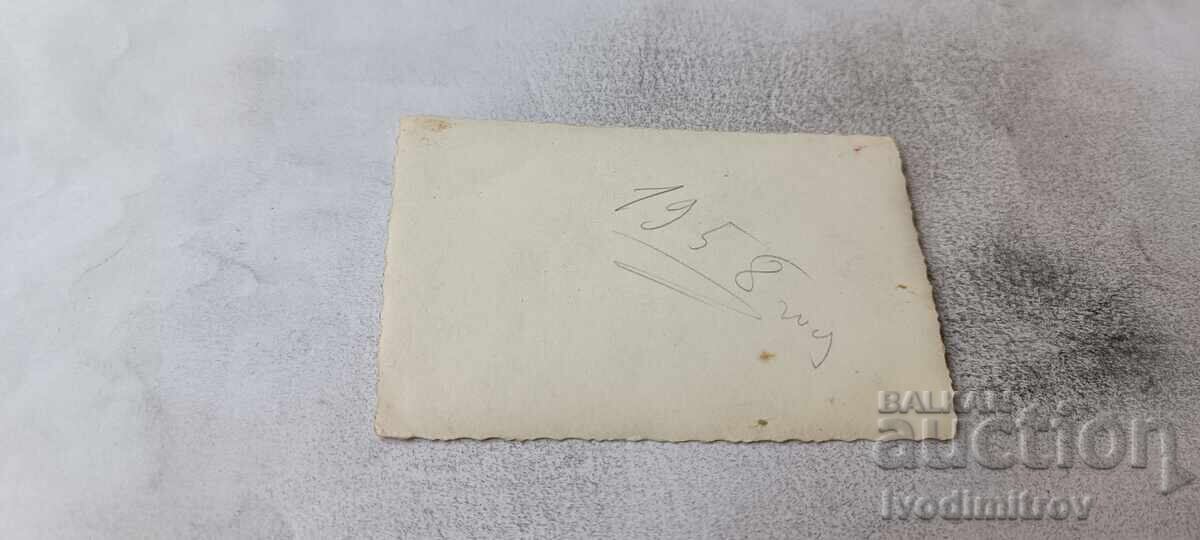 Снимка Жена и малко момиченце на плажа 1958 с цена € 0.74 | 1.45 лв.
