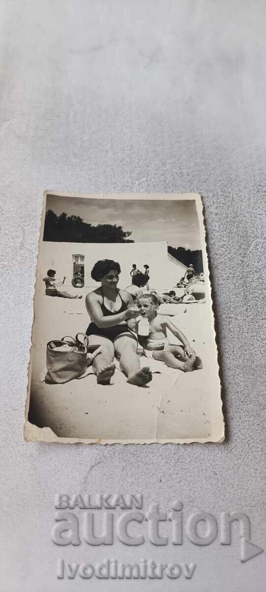 Снимка Жена и малко момиченце на плажа 1958
