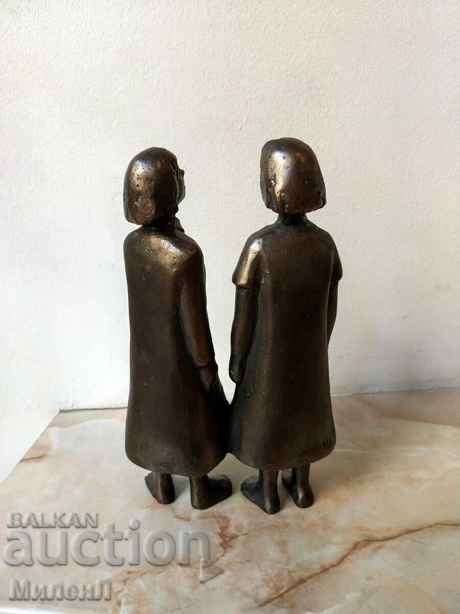 Sculptură cu fete care cântă - 6