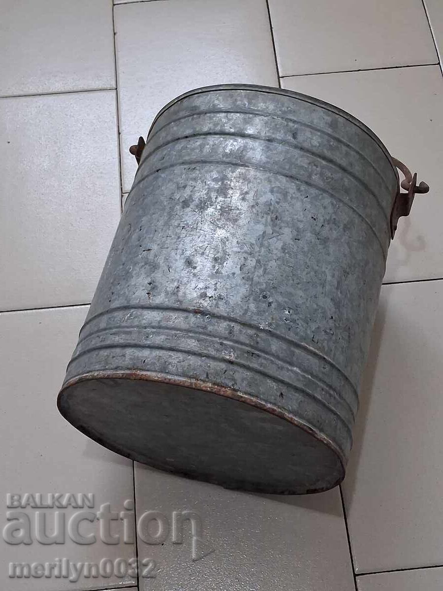 Παράδοση Γαλβανισμένος κουβάς από την εποχή του σοσιαλισμού, κουβάς σινίκι ΛΔΒ Παράδοση Γαλβανισμένος κουβάς από την εποχή του σοσιαλισμού, κουβάς σινίκι ΛΔΒ