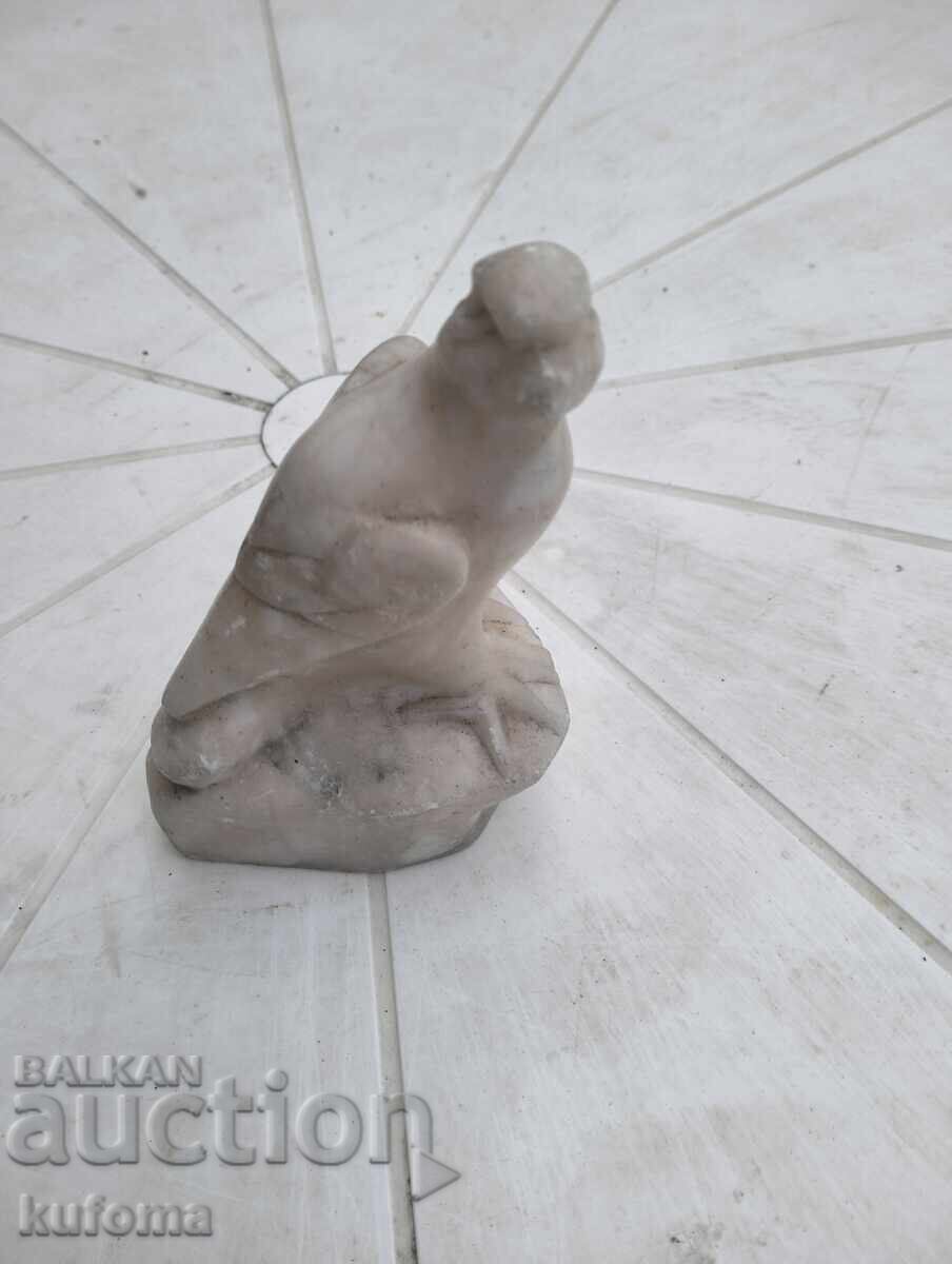 Vultur sculptat în marmură