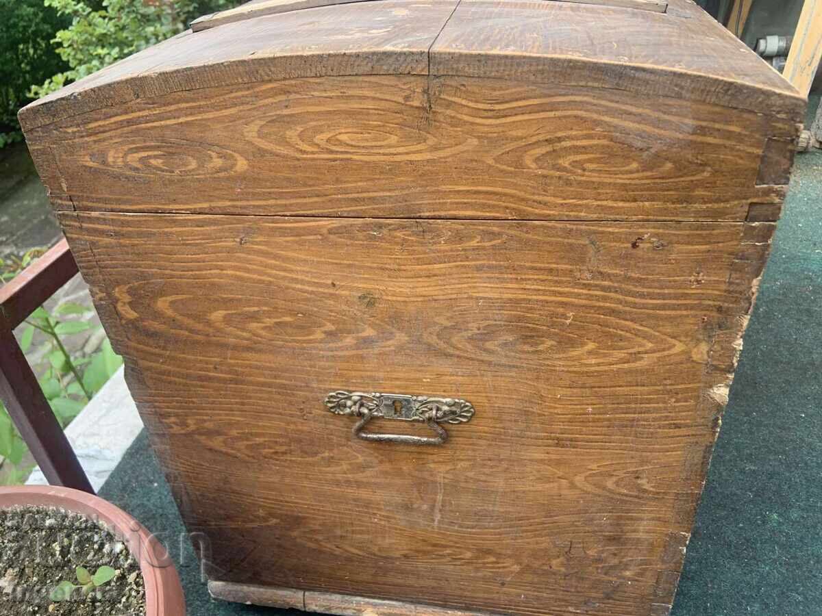 LADĂ VECHE DE ZESTE DIN LEMN MASIV CU FERONERIE cu preț € 110.00 | 215.14 BGN
