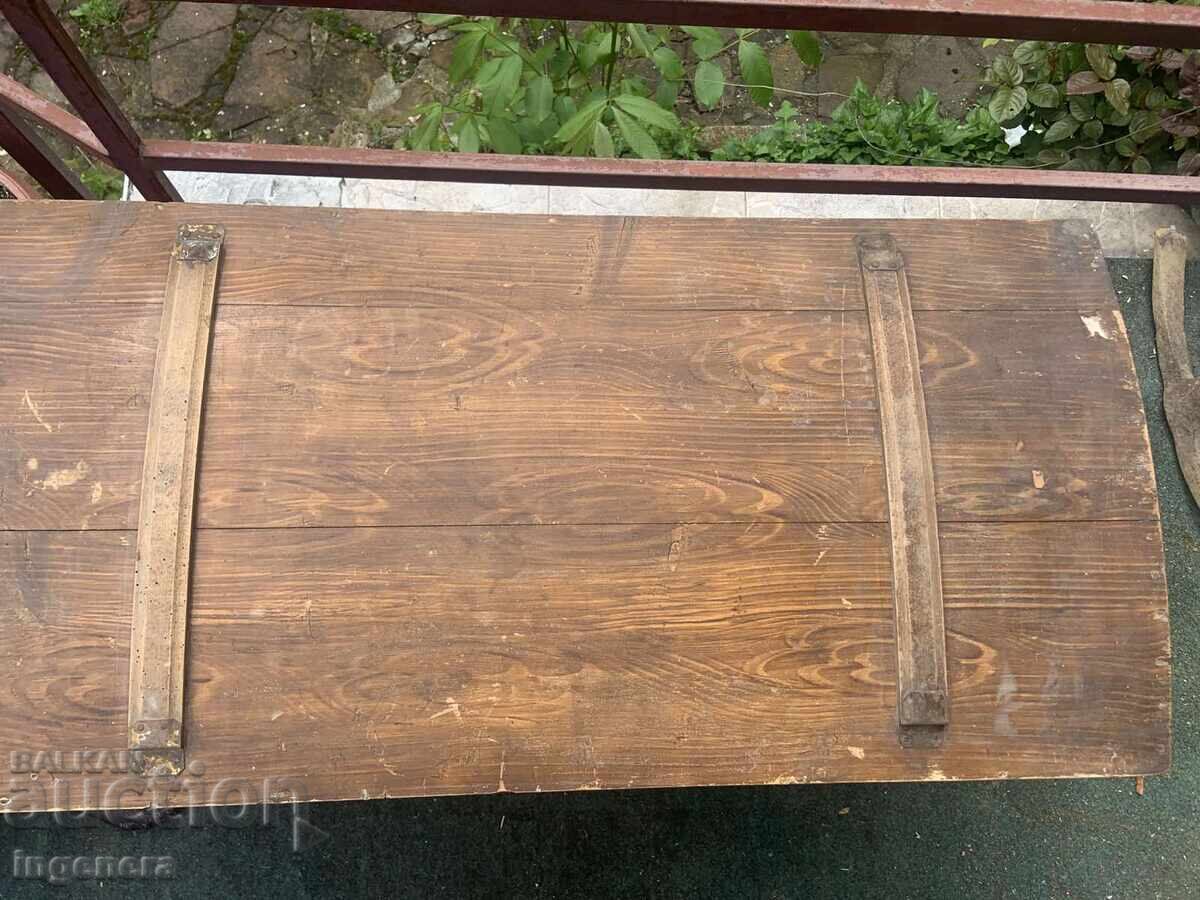 Livrarea LADĂ VECHE DE ZESTE DIN LEMN MASIV CU FERONERIE