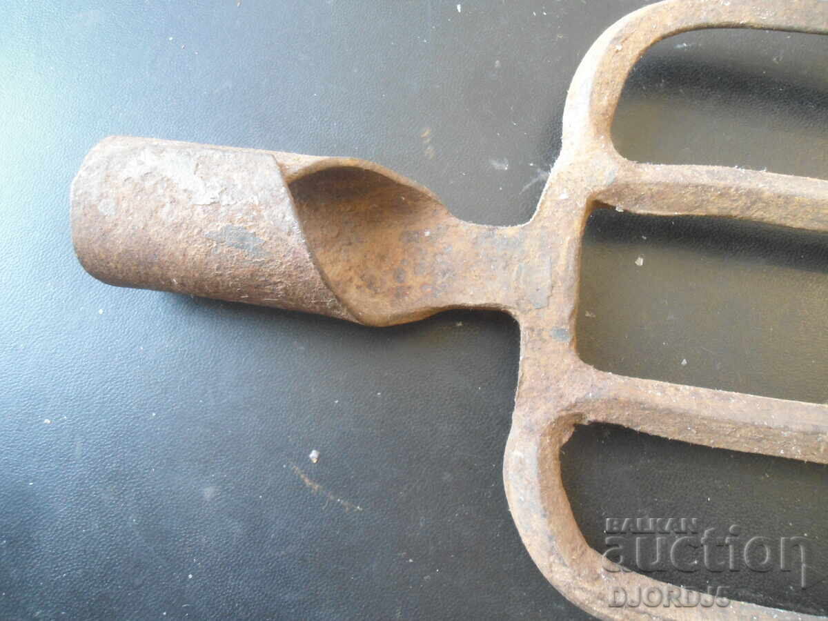 Licitație Unealtă agricolă veche, furcă Licitație Unealtă agricolă veche, furcă