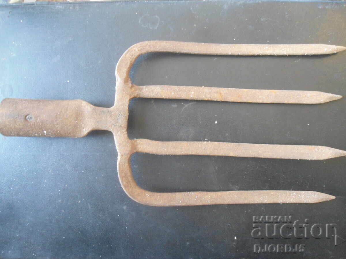 Unealtă agricolă veche, furcă Unealtă agricolă veche, furcă