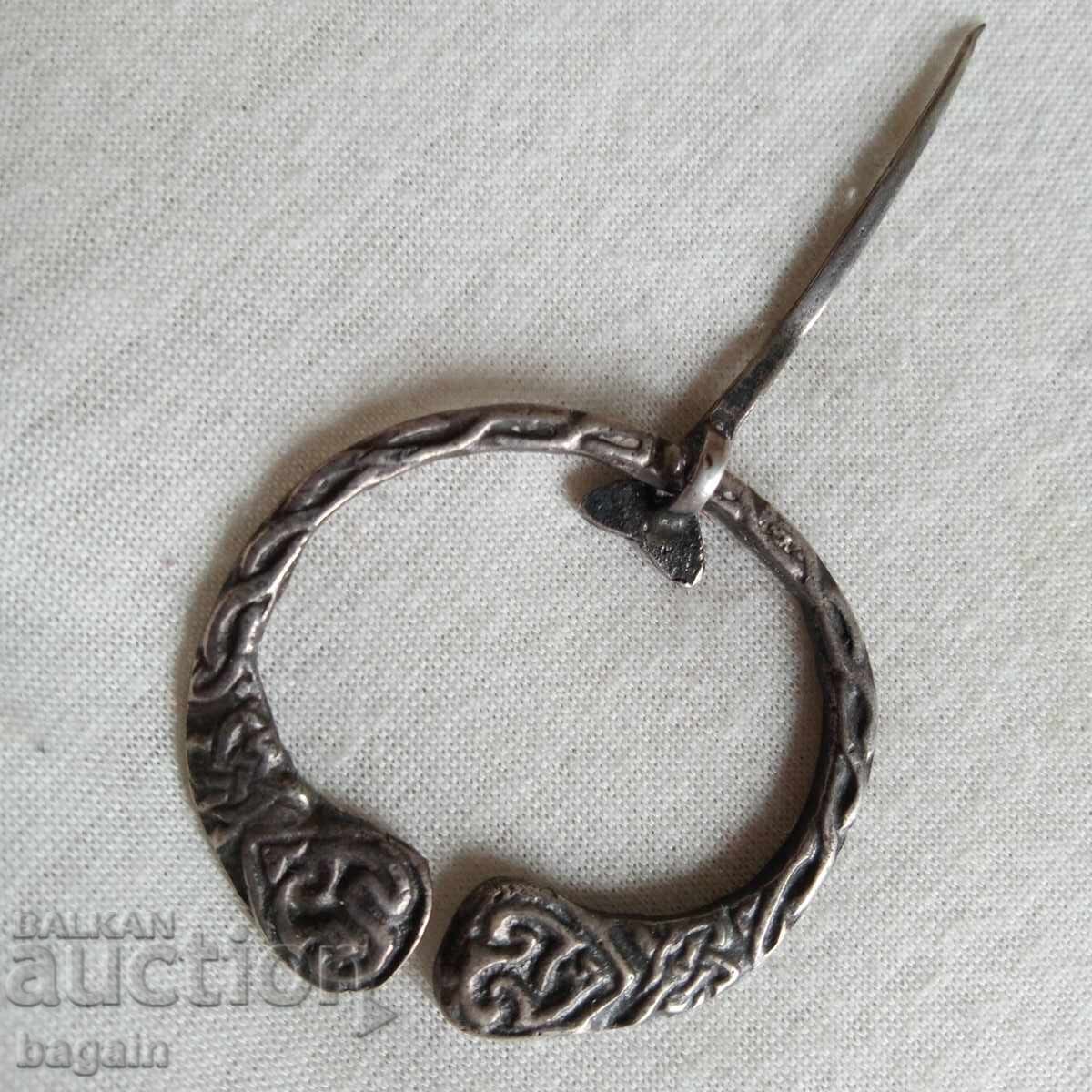 Fibula de argint scoțian. cu preț € 40.00 | 78.23 BGN Fibula de argint scoțian. cu preț € 40.00 | 78.23 BGN