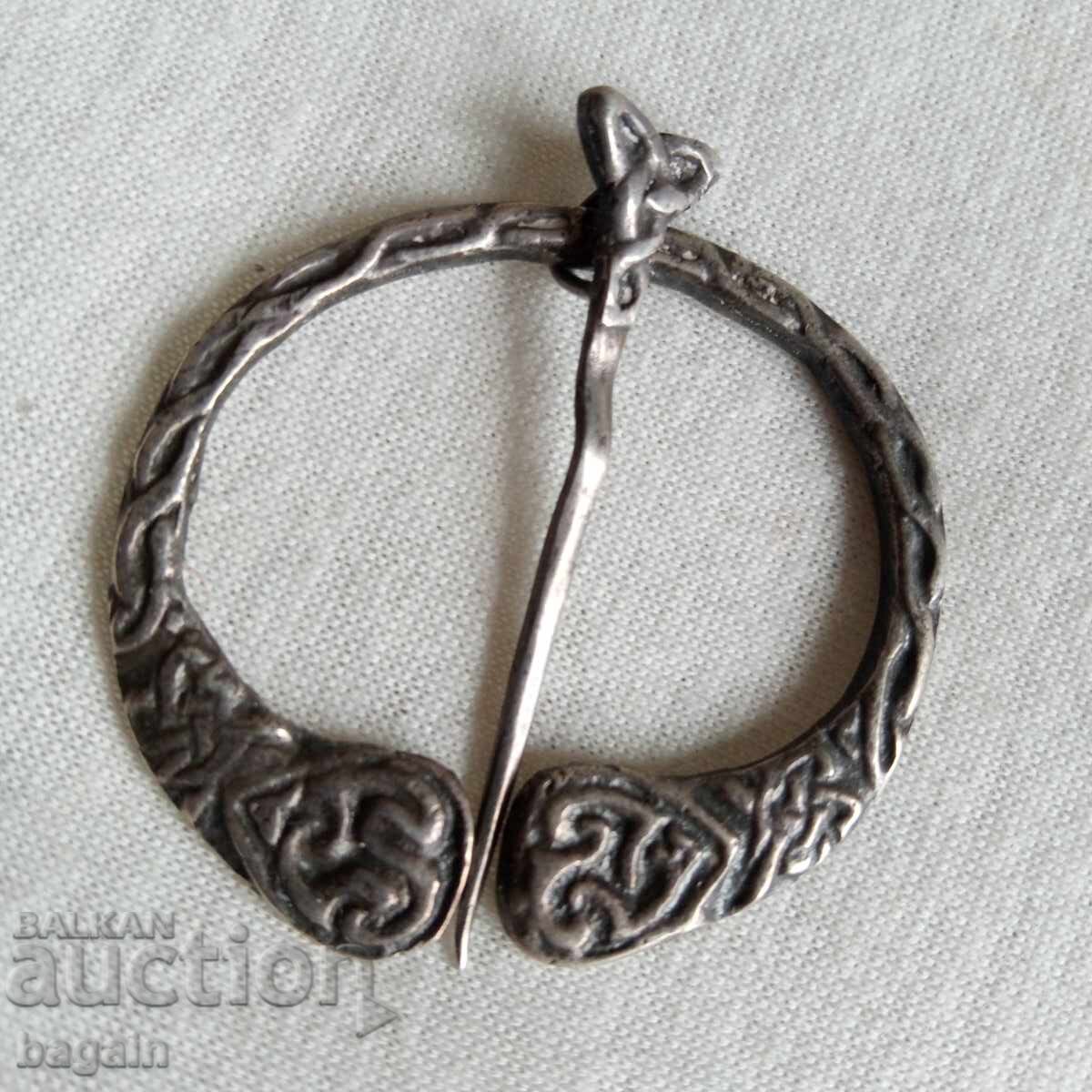 Fibula de argint scoțian. Fibula de argint scoțian.