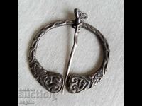 Fibula de argint scoțian.