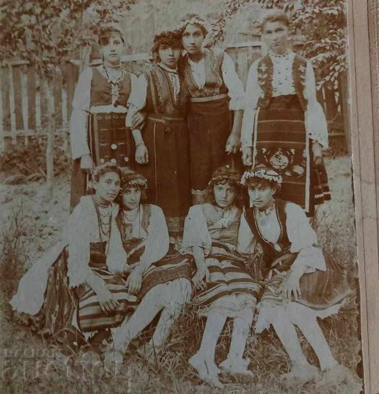 Auction WEARING APRON PINAFORE SNAPSHOT PHOTOGRAPH CARDBOARD Auction WEARING APRON PINAFORE SNAPSHOT PHOTOGRAPH CARDBOARD