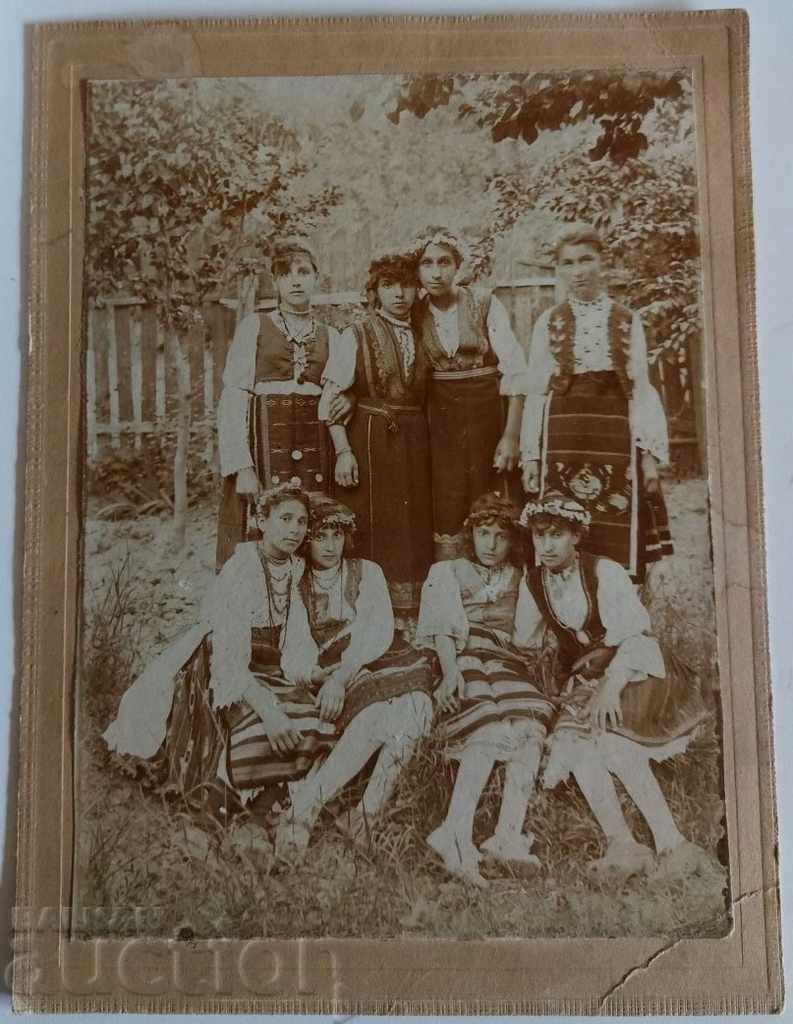 WEARING APRON PINAFORE SNAPSHOT PHOTOGRAPH CARDBOARD WEARING APRON PINAFORE SNAPSHOT PHOTOGRAPH CARDBOARD