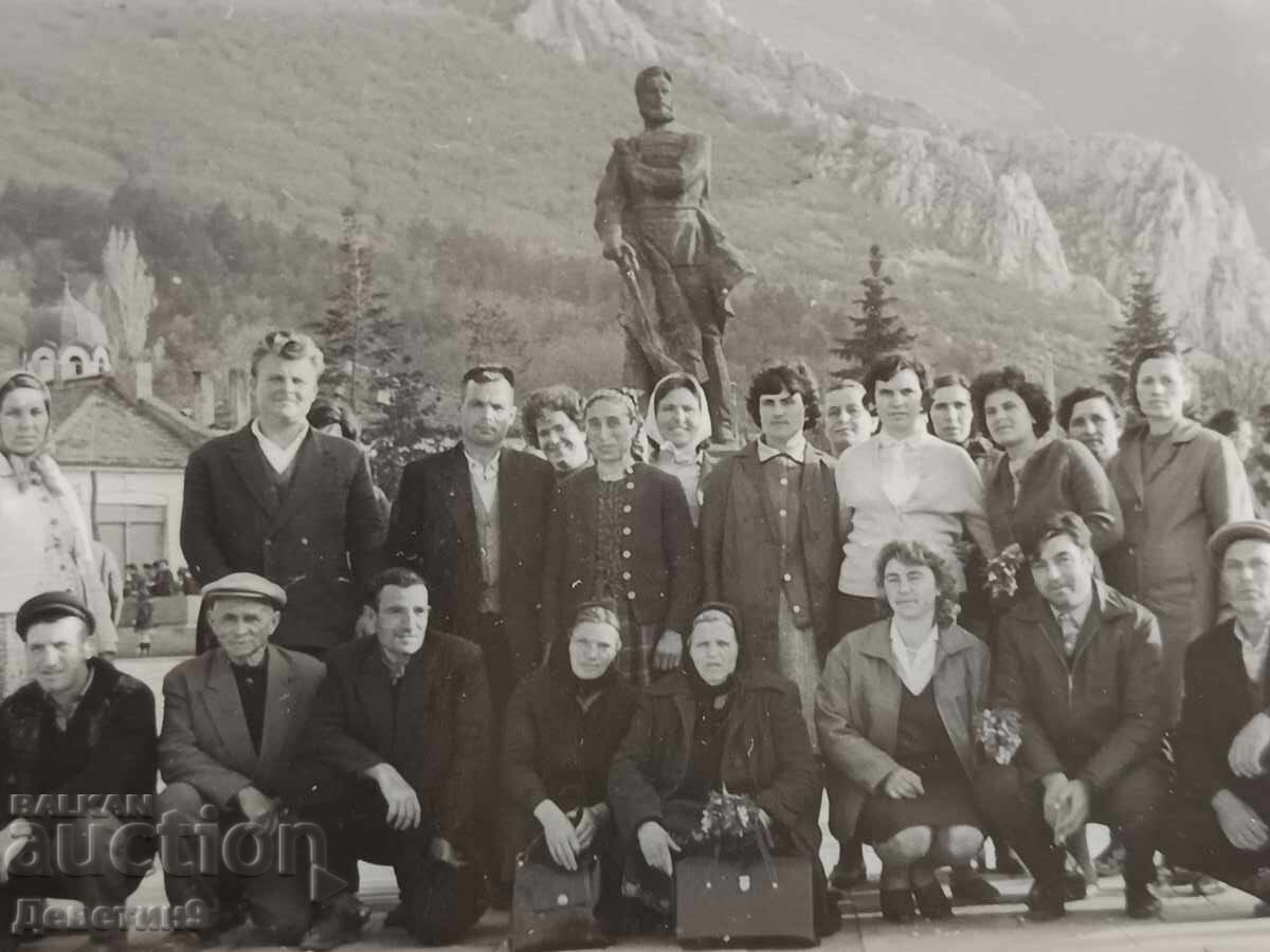 Licitație Turiști în fața monumentului lui H. Botev