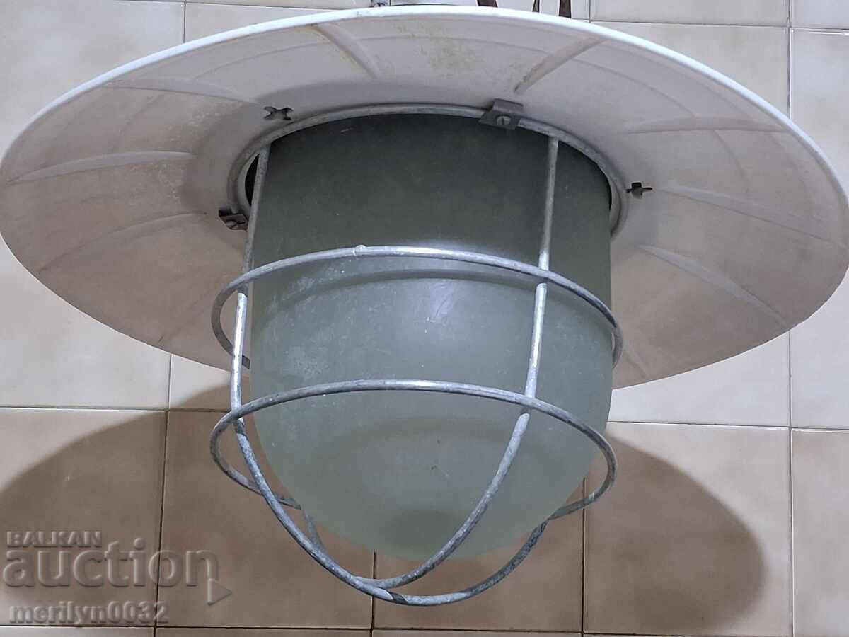 Δημοπρασία Παλιά βιομηχανική λάμπα τύπου καμπίνας δεκαετίας του '70 ΛΔΒ