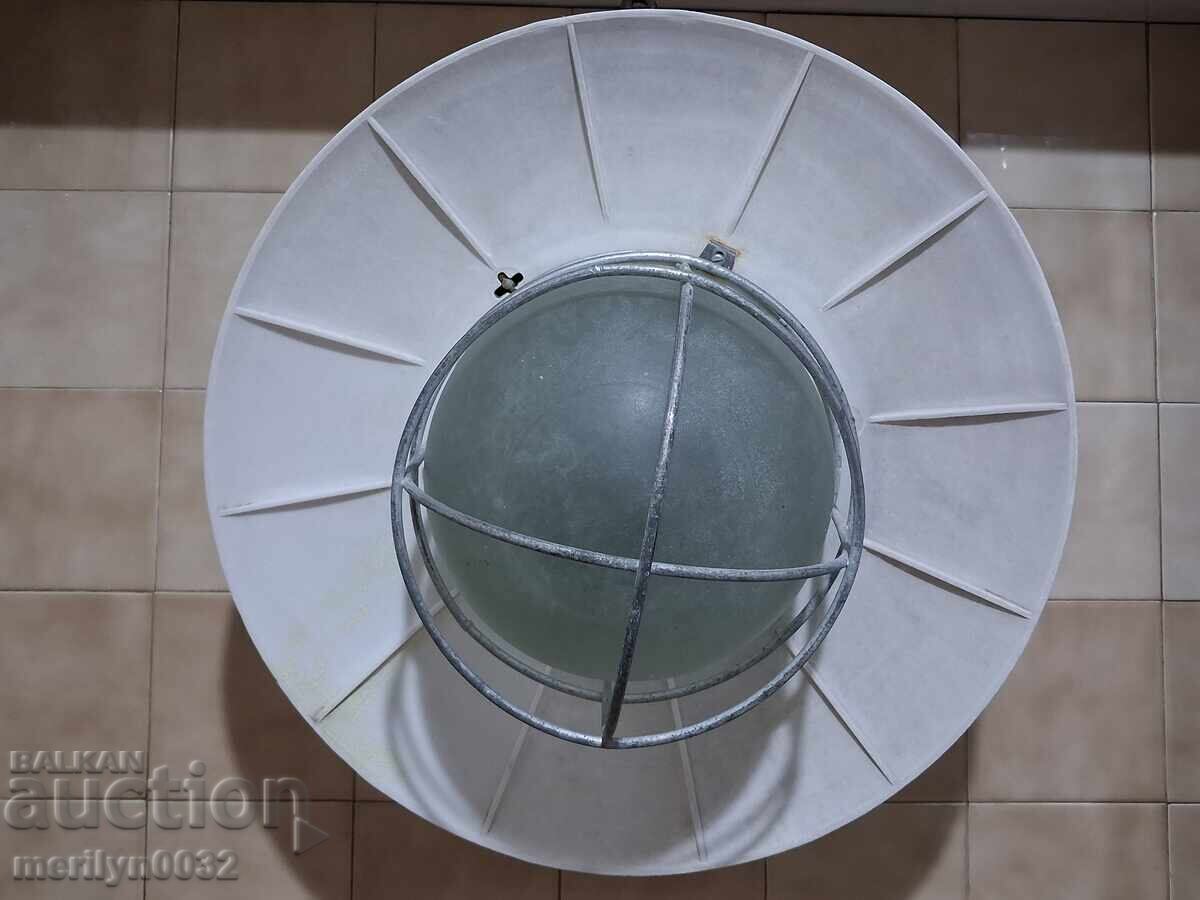 Παράδοση Παλιά βιομηχανική λάμπα τύπου καμπίνας δεκαετίας του '70 ΛΔΒ