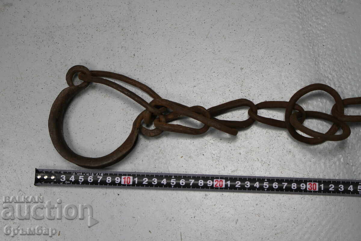 Licitație Vechi cătușe, fiare și lanțuri forjate manual Licitație Vechi cătușe, fiare și lanțuri forjate manual