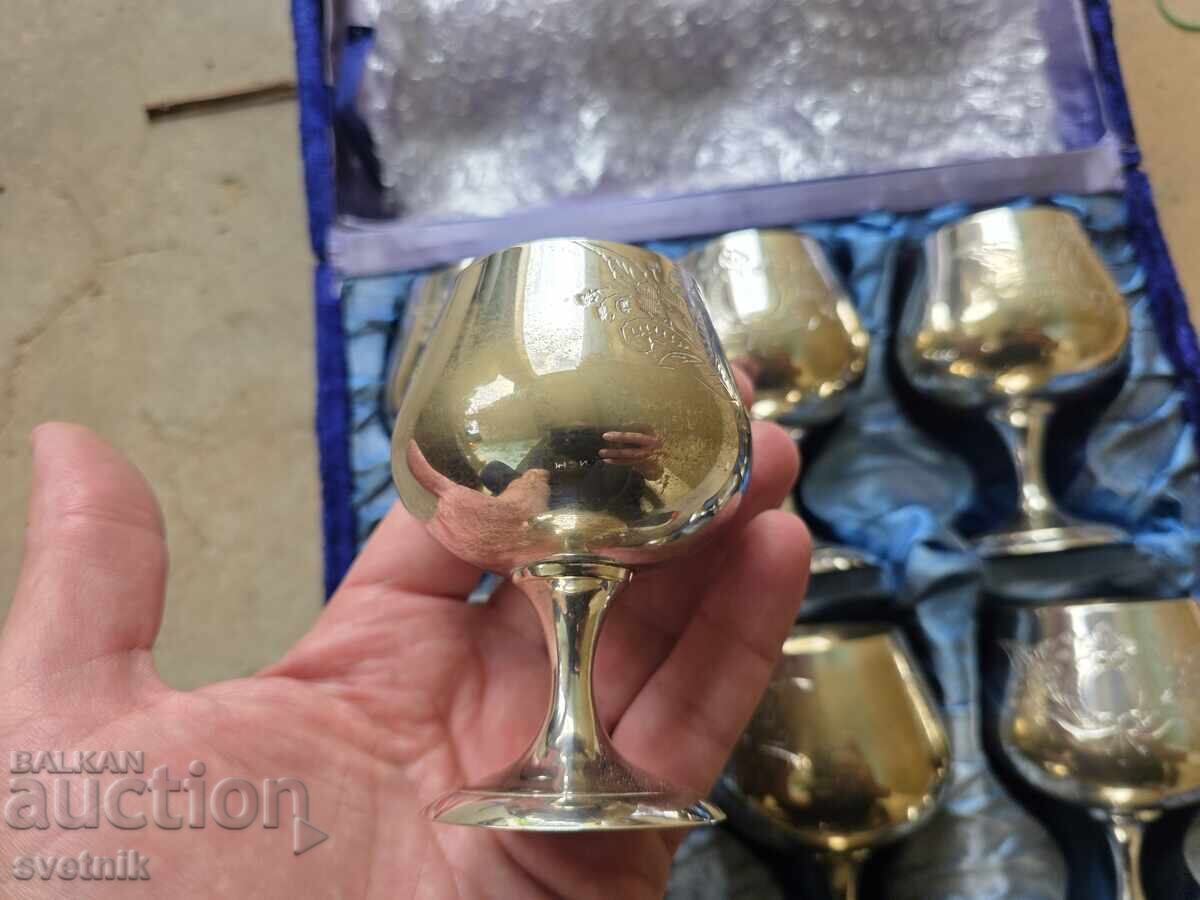 Δημοπρασία Lot 6 broya Stari Angliĭski Posrebreni Chashi za Alkokhol Δημοπρασία Lot 6 broya Stari Angliĭski Posrebreni Chashi za Alkokhol