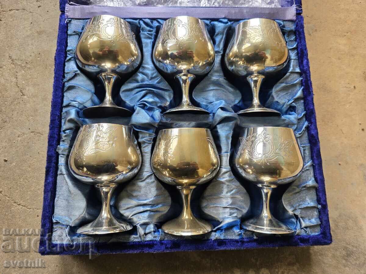 Lot 6 broya Stari Angliĭski Posrebreni Chashi za Alkokhol Lot 6 broya Stari Angliĭski Posrebreni Chashi za Alkokhol