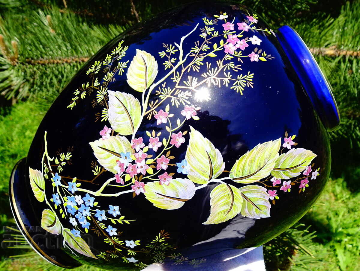 Auction  Japanese porcelain vase, urn, gold, cobalt, flowers