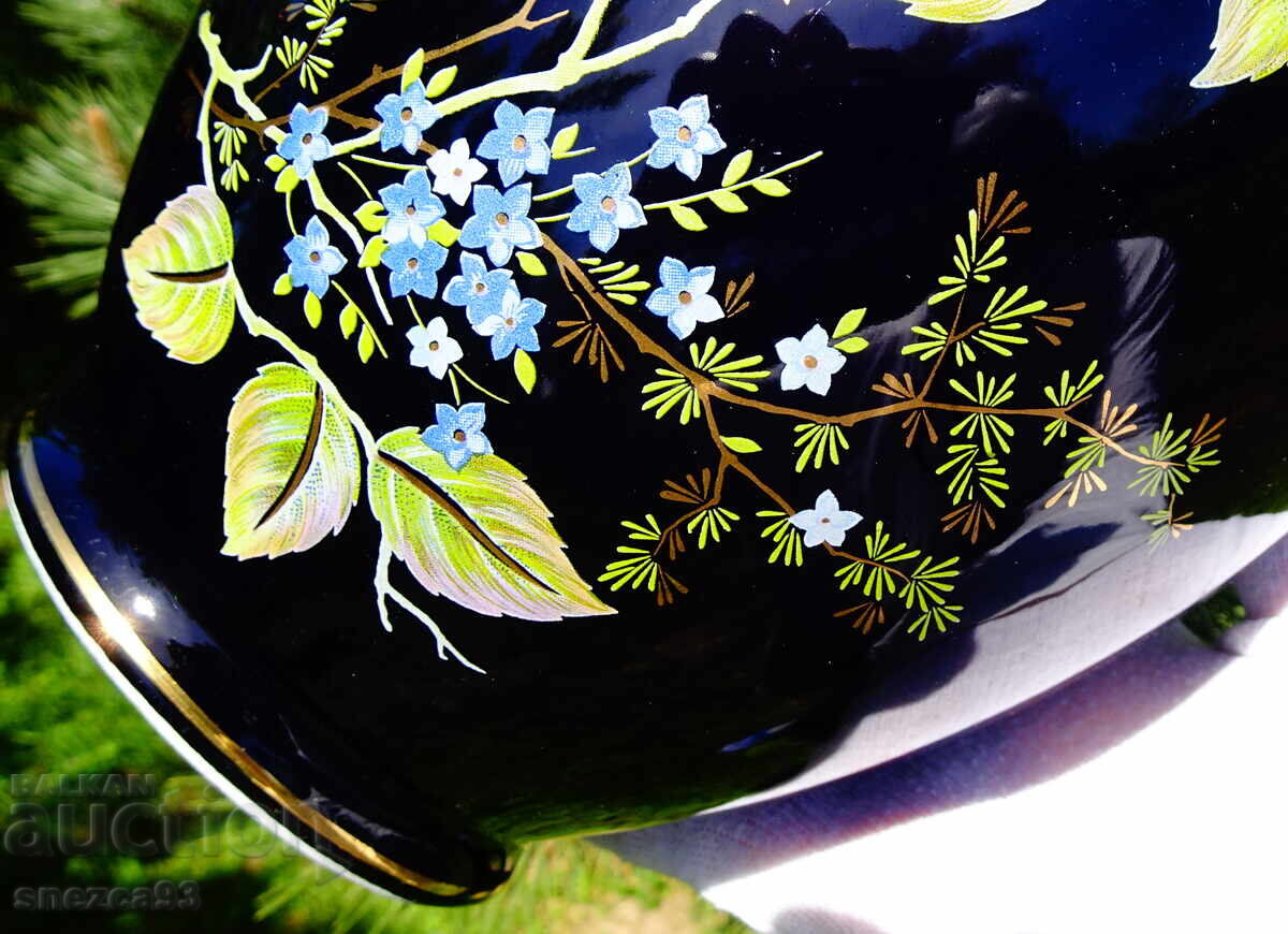 Delivery of Japanese porcelain vase, urn, gold, cobalt, flowers