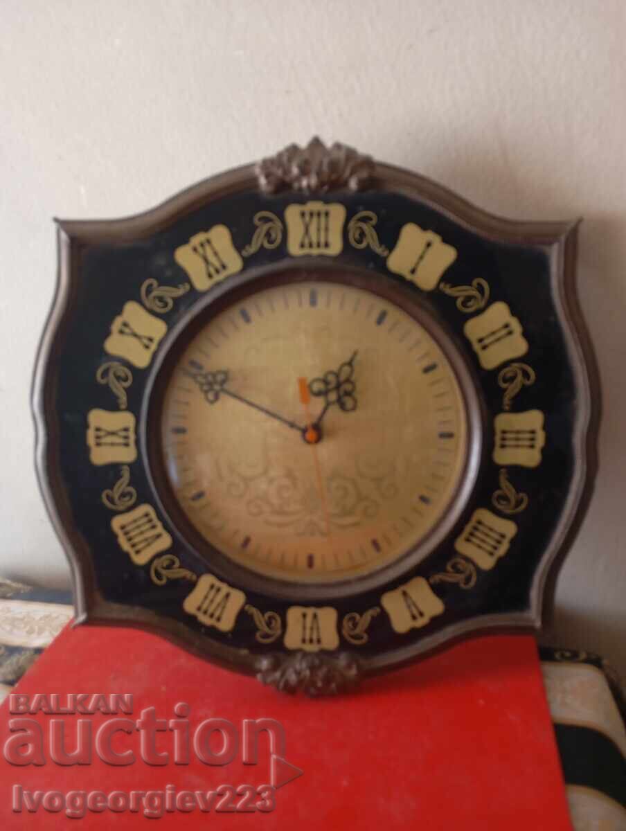 Ceas de perete vintage cu preț € 10.00 | 19.56 BGN Ceas de perete vintage cu preț € 10.00 | 19.56 BGN