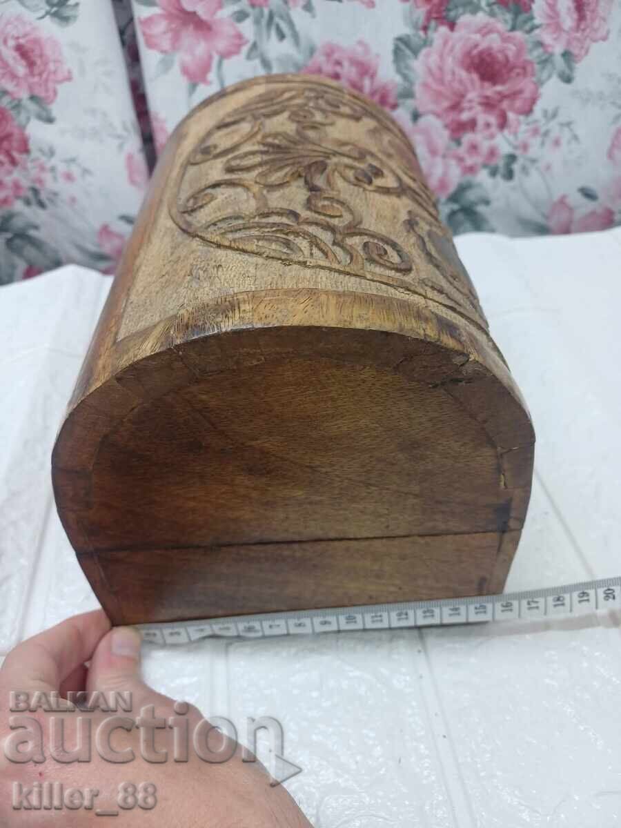 Licitație Cutie veche din lemn sculptată manual Licitație Cutie veche din lemn sculptată manual