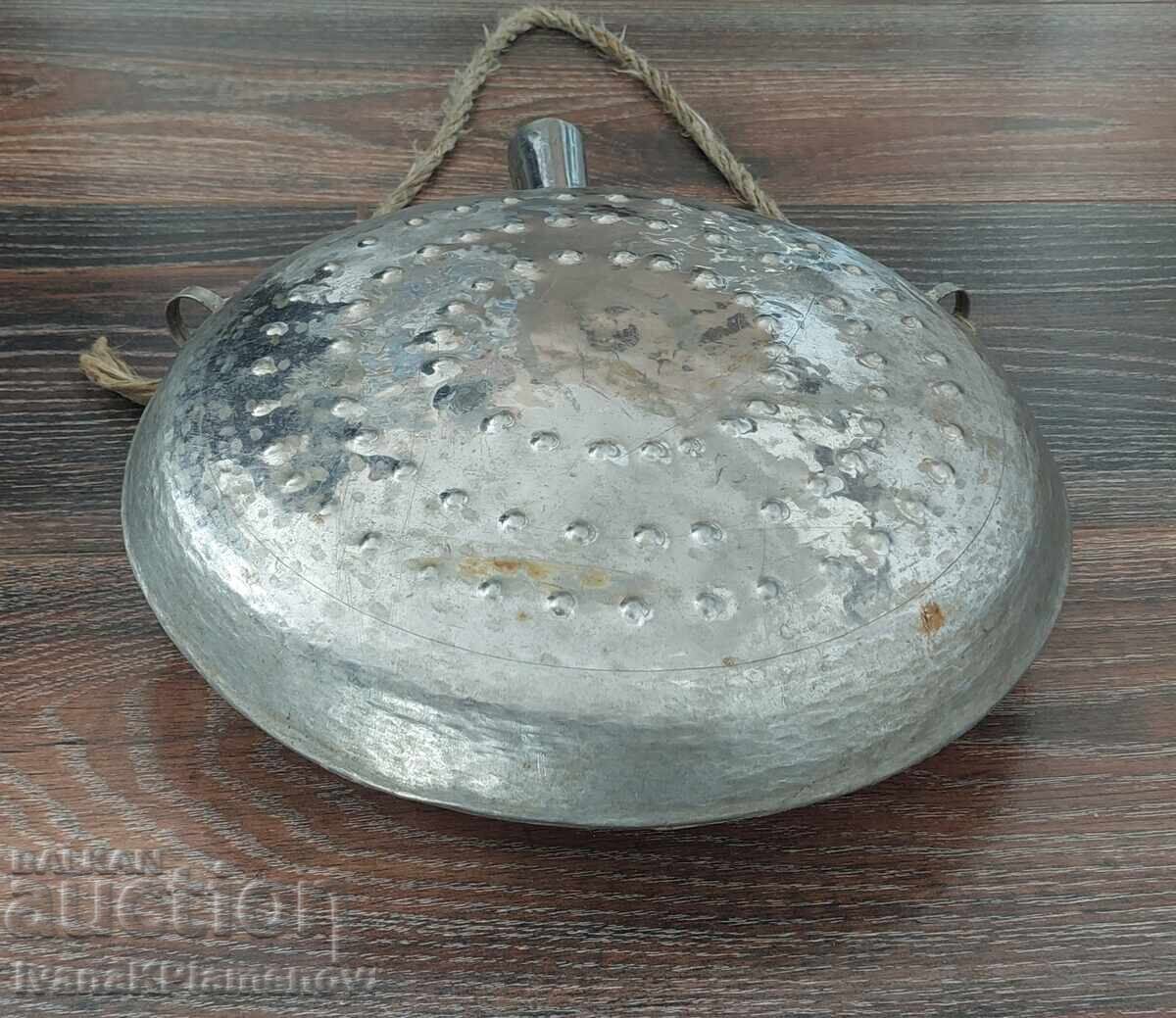 Licitație Recipient metalic retro pentru cunoscători