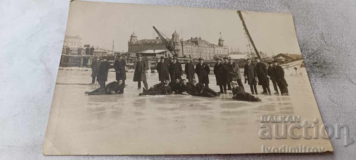 Fotografie Burgas Bărbați și tineri pe marea înghețată Fotografie Burgas Bărbați și tineri pe marea înghețată