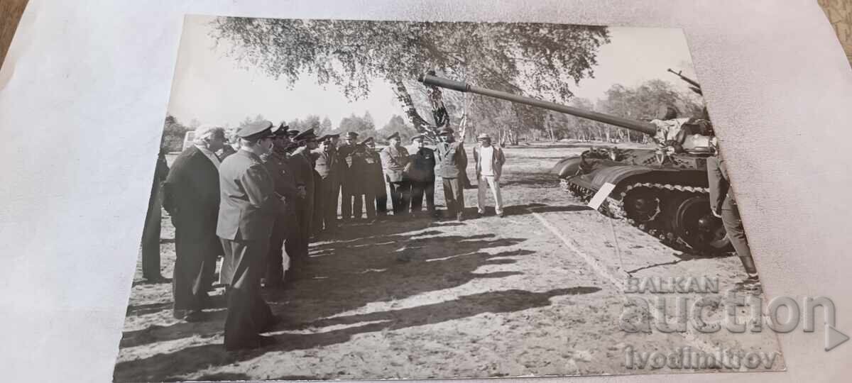 Φωτογραφία Στρατηγοί και αξιωματικοί μπροστά από εκτεθειμένο τανκ