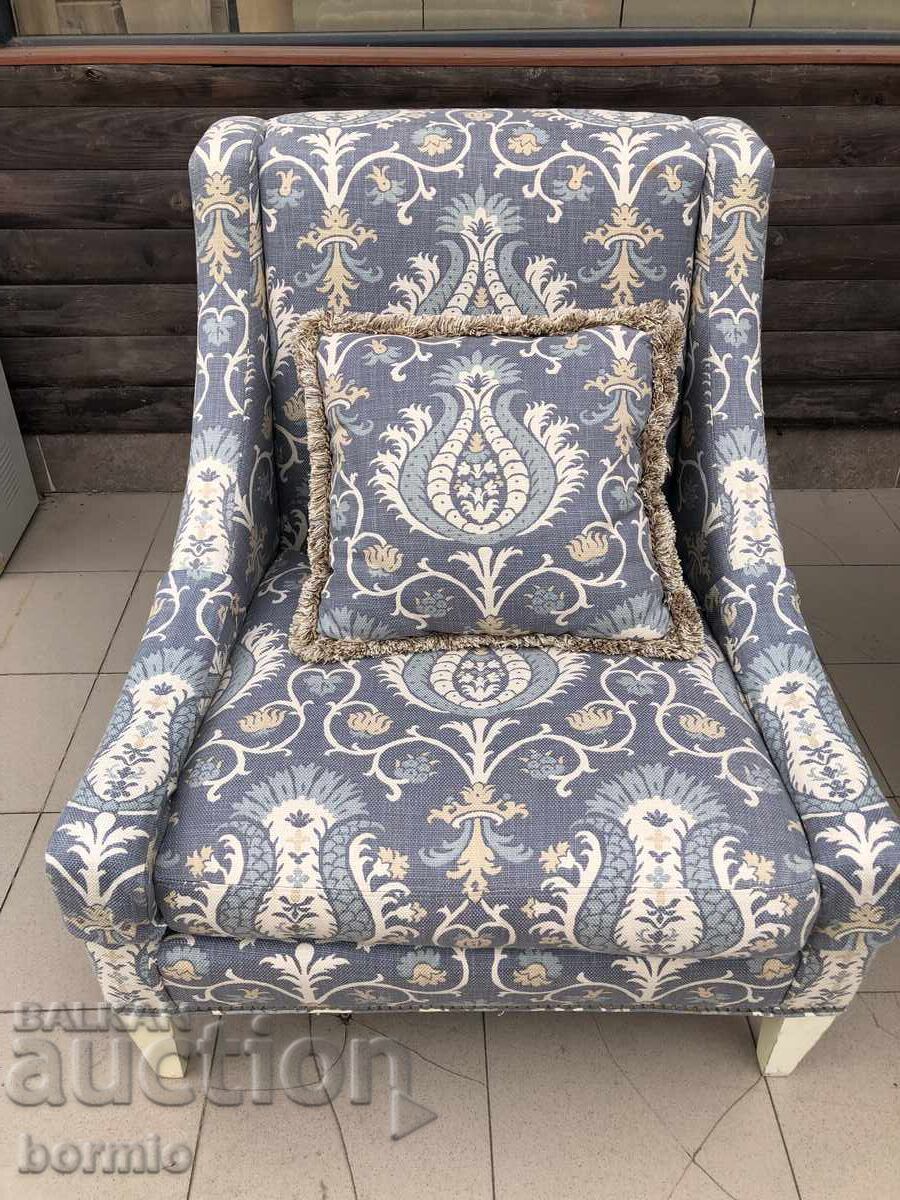 фотьойл от "Lillian August" Dudley 32" Wide Armchair