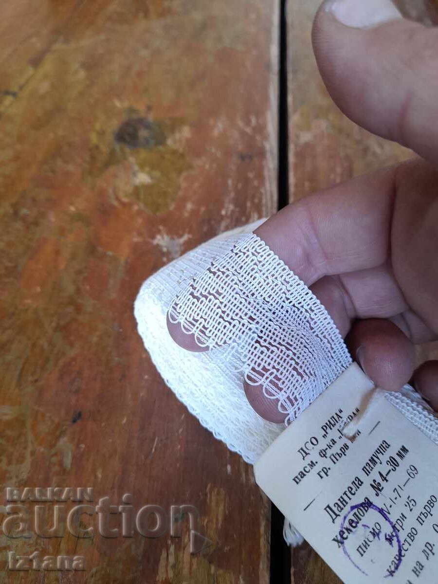 Dantelă veche din bumbac cu preț € 47.00 | 91.92 BGN Dantelă veche din bumbac cu preț € 47.00 | 91.92 BGN