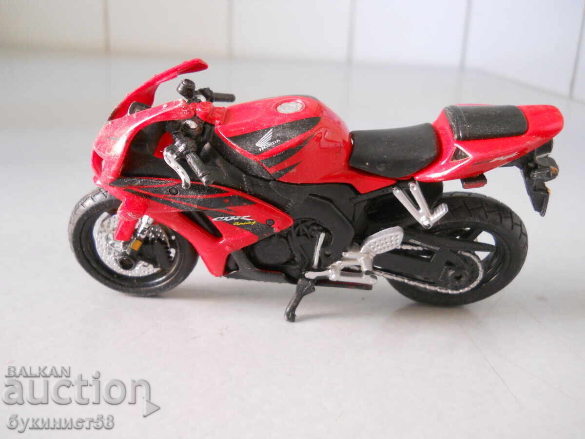 Licitație Jucărie motocicletă pentru copii "Welly Honda CBR1000RR Fireblade" Licitație Jucărie motocicletă pentru copii "Welly Honda CBR1000RR Fireblade"
