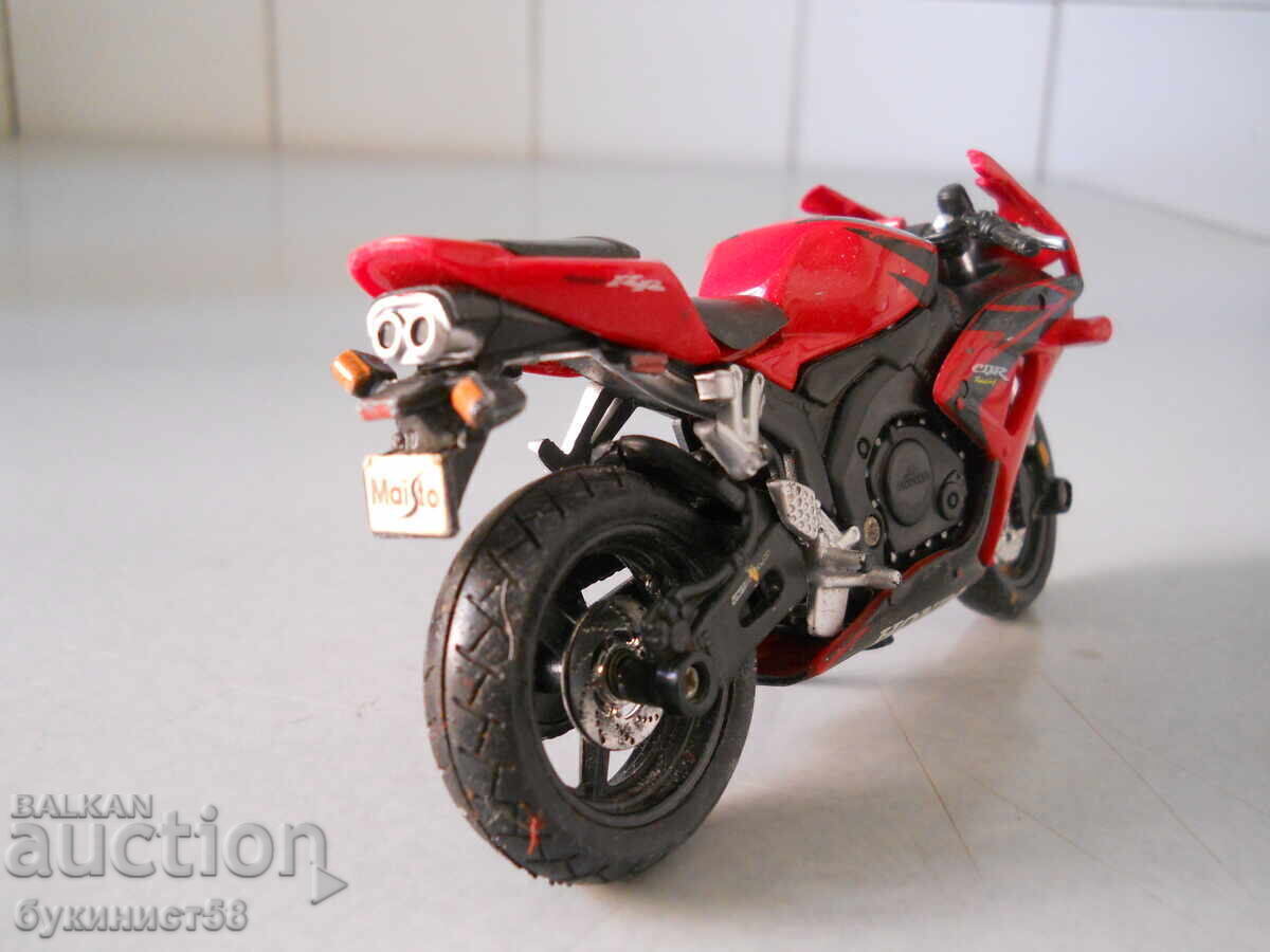 Livrarea Jucărie motocicletă pentru copii "Welly Honda CBR1000RR Fireblade" Livrarea Jucărie motocicletă pentru copii "Welly Honda CBR1000RR Fireblade"