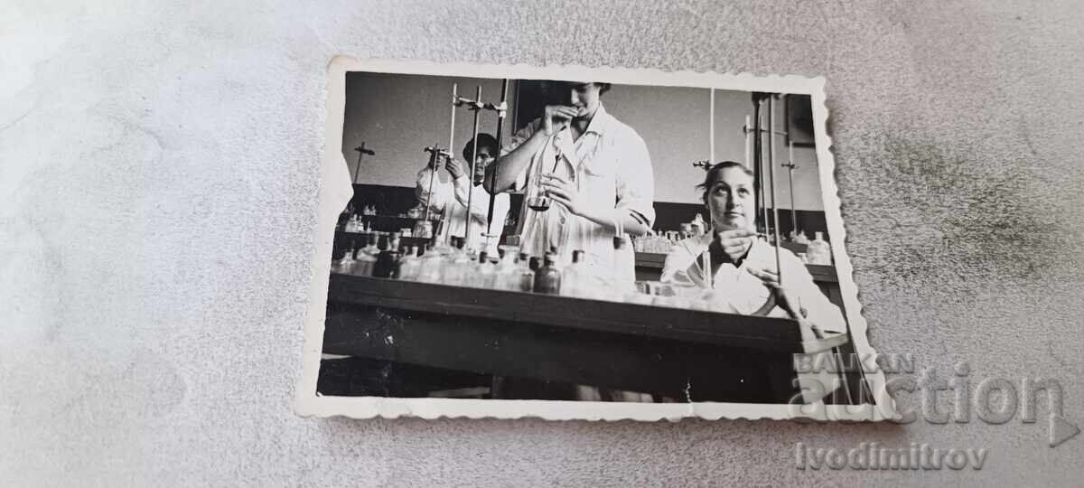 Fotografie laborante într-un laborator