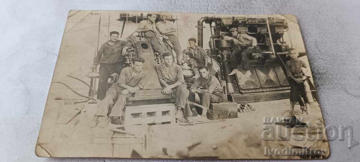 Fotografie Tineri și băiat lângă un electromotor
